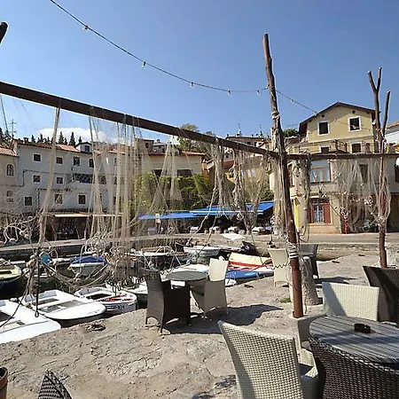 Anita - One Bedroom With Garden
