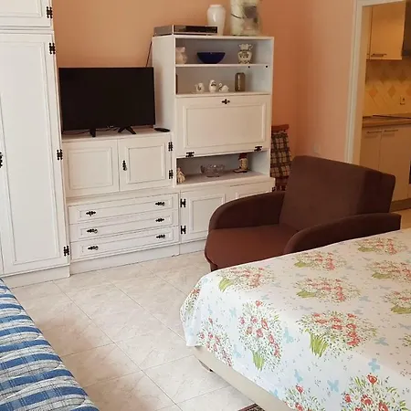 Anita - One Bedroom With Garden